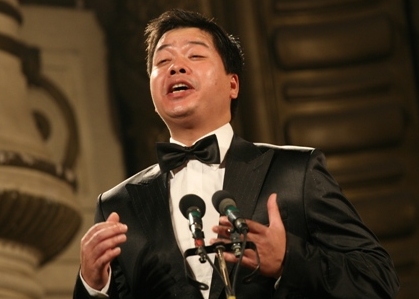 男性歌手ダンズォンの歌声